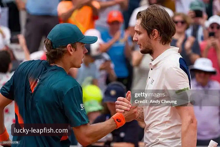 球星亲和力与公共秩序：阿诺德小插曲引发的体育观赛体验思考